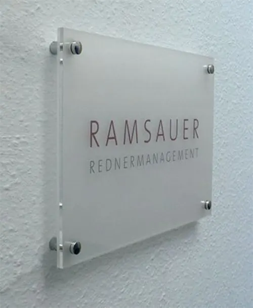 ป้ายชื่อติดผนังหน้าห้อง