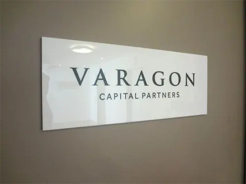 ป้ายชื่อติดผนังหน้าห้องบริษัท