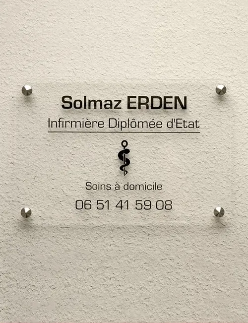 ป้ายชื่อติดผนังปูนหน้าห้อง