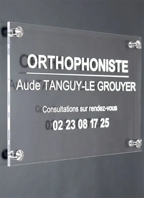 ป้ายชื่อติดหน้าห้องคลินิก