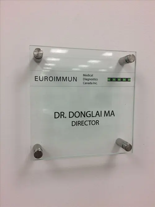 ป้ายชื่อตำแหน่งติดหน้าห้อง